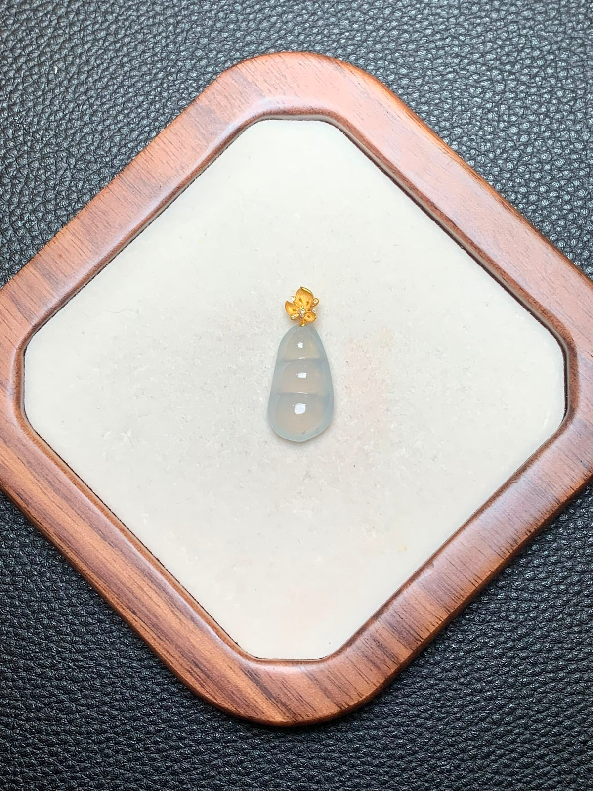 冰胶翡翠福豆吊坠 | Icy Translucent Jadeite Peapod Pendant