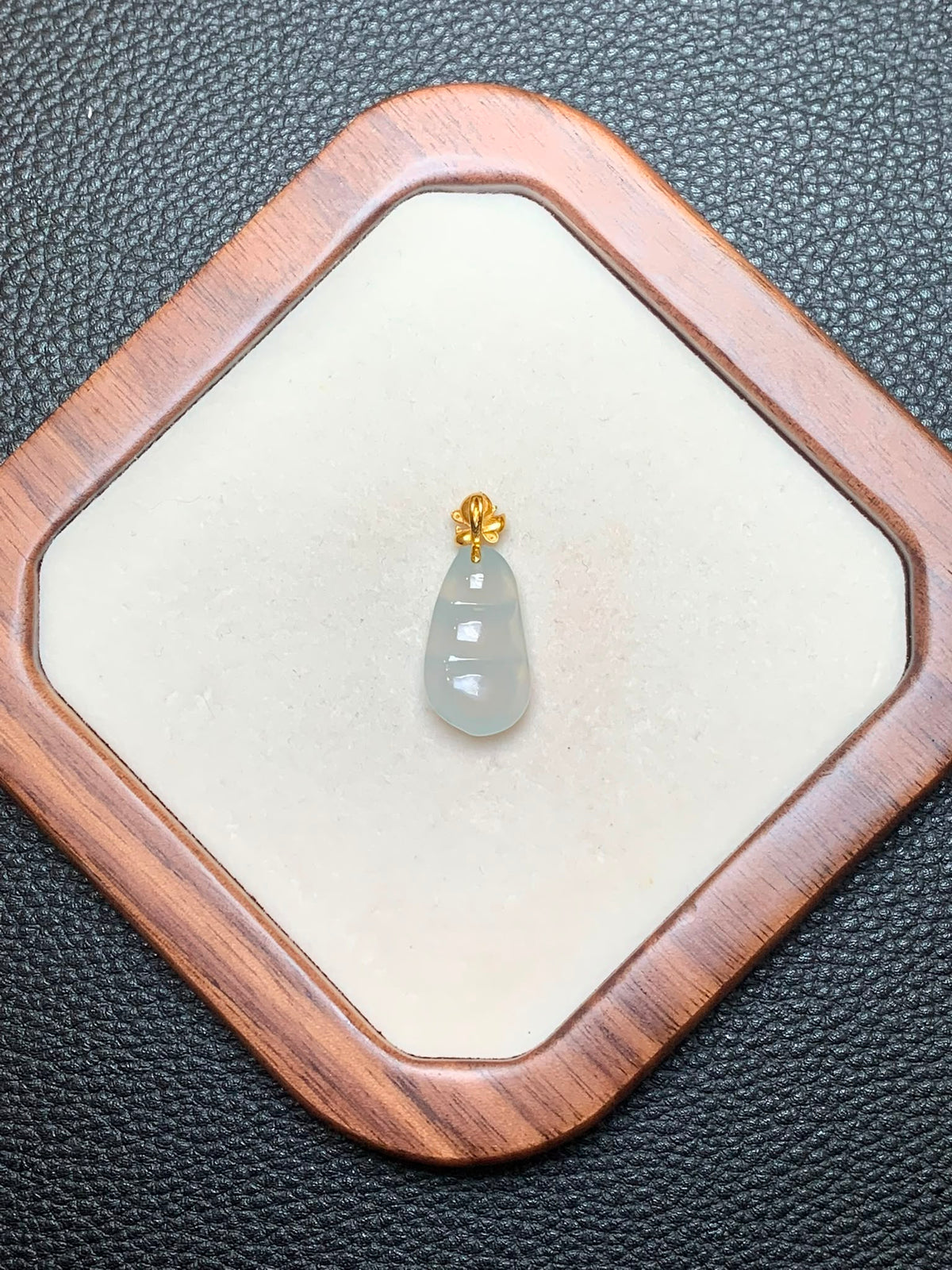 冰胶翡翠福豆吊坠 | Icy Translucent Jadeite Peapod Pendant