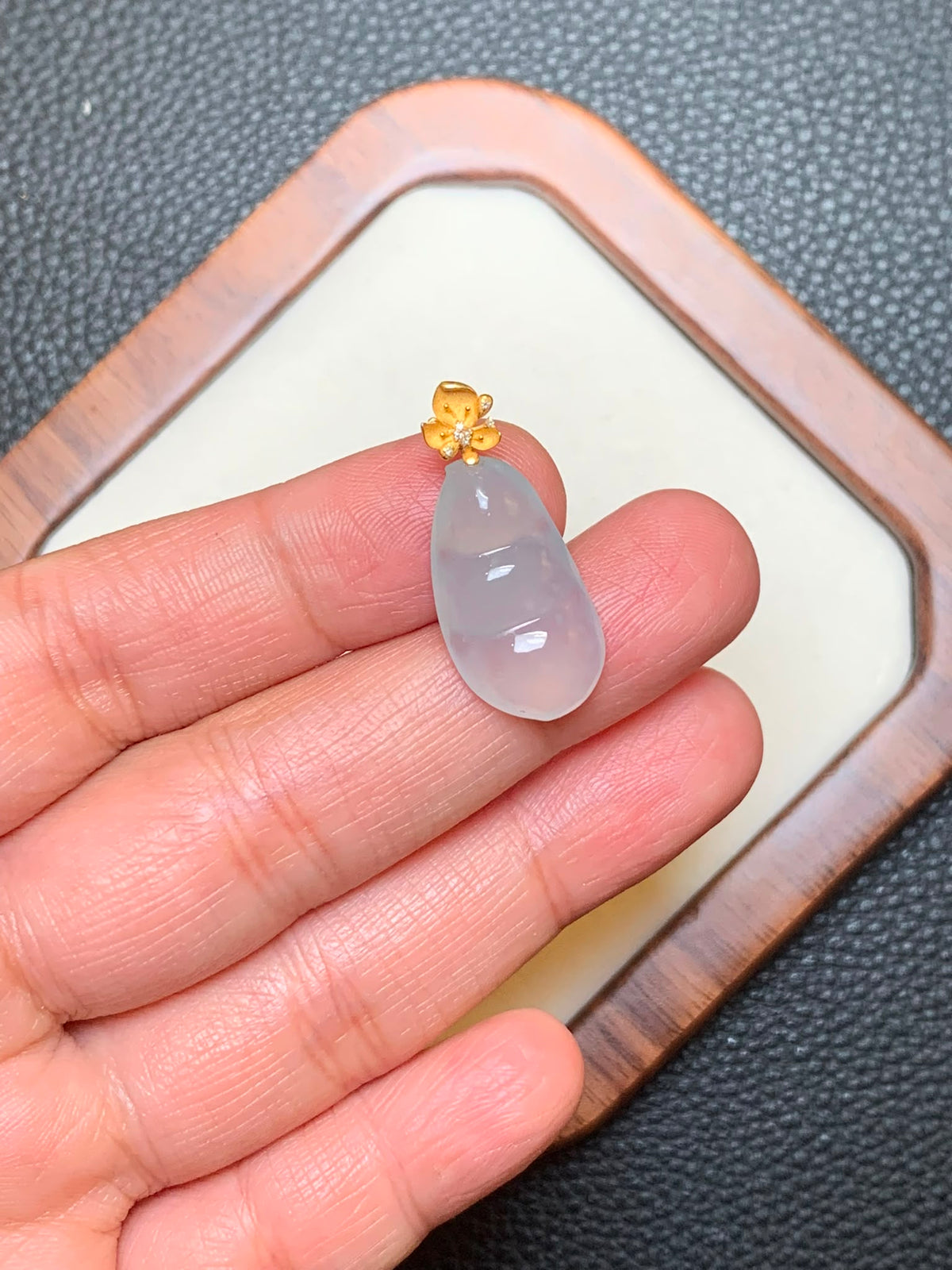 冰胶翡翠福豆吊坠 | Icy Translucent Jadeite Peapod Pendant