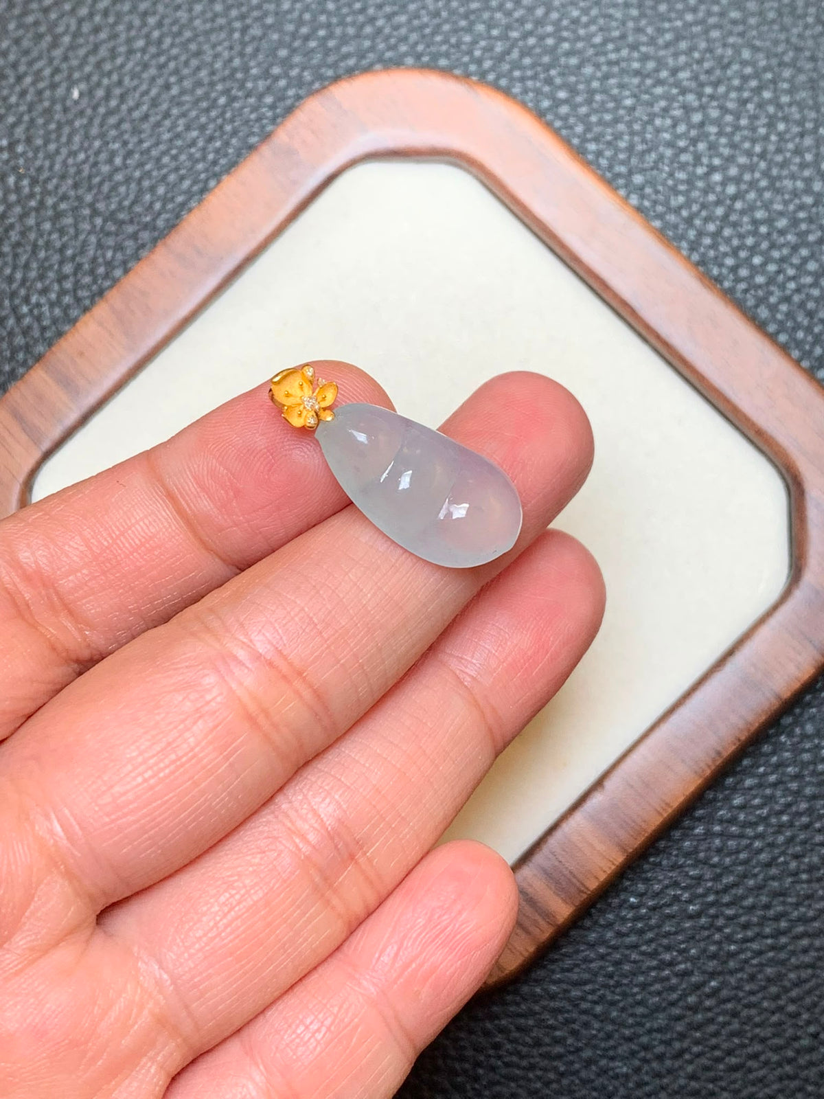 冰胶翡翠福豆吊坠 | Icy Translucent Jadeite Peapod Pendant