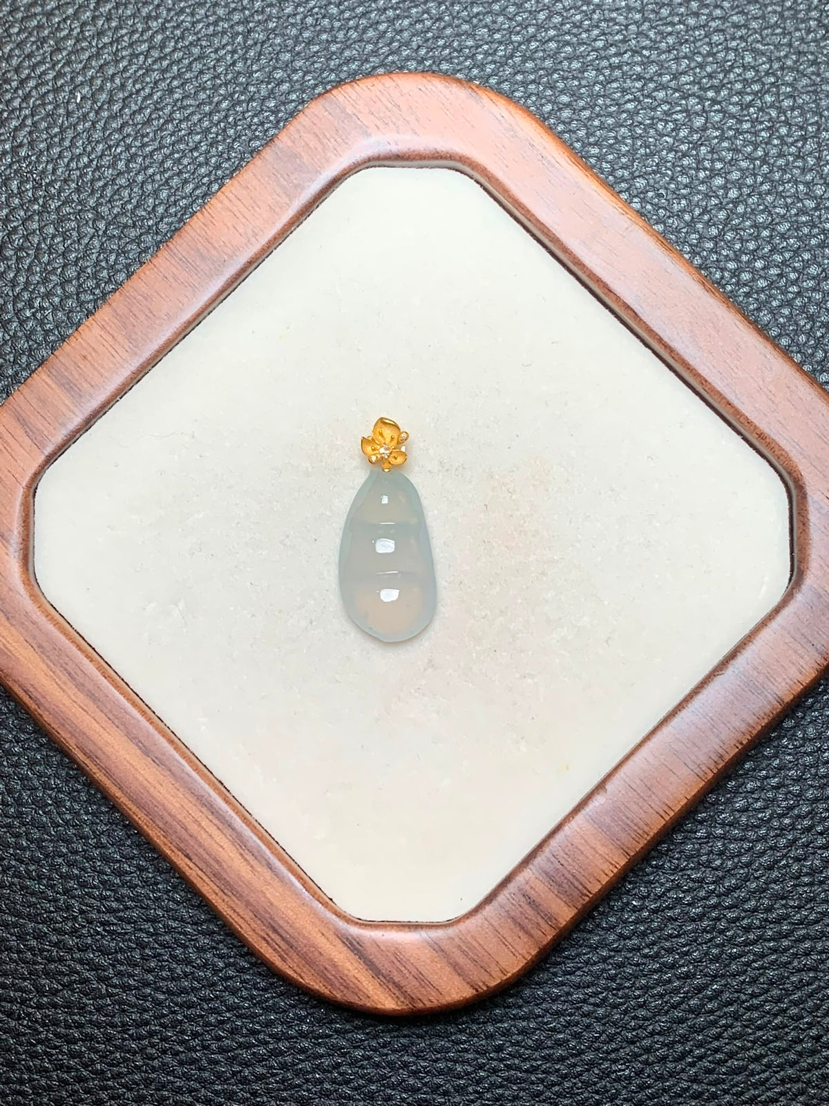 冰胶翡翠福豆吊坠 | Icy Translucent Jadeite Peapod Pendant