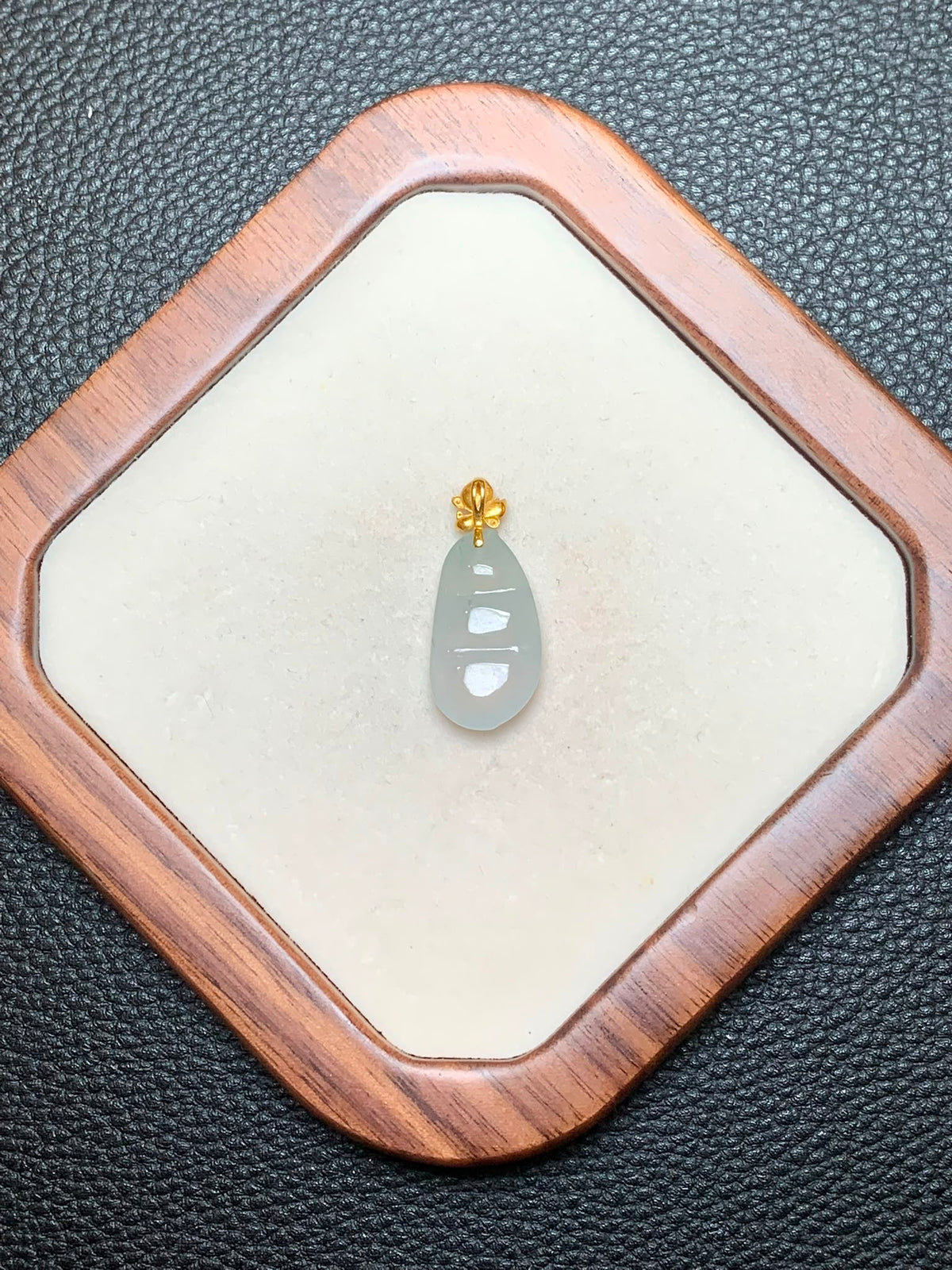 冰胶翡翠福豆吊坠 | Icy Translucent Jadeite Peapod Pendant