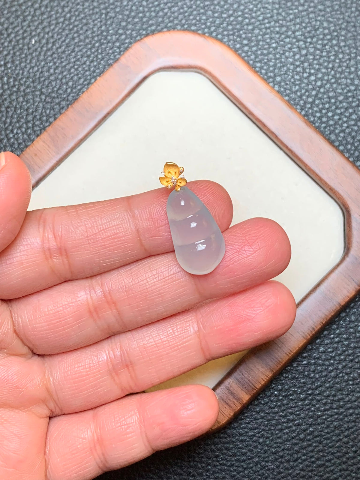 冰胶翡翠福豆吊坠 | Icy Translucent Jadeite Peapod Pendant