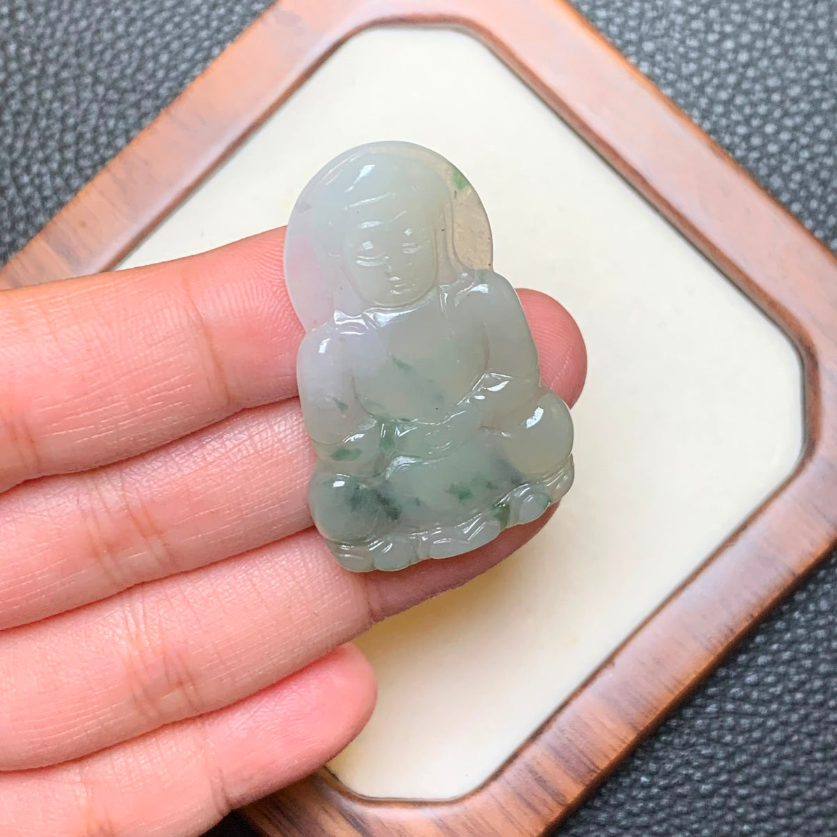 飘花翡翠观音吊坠 | Jadeite Guanyin Pendant with Floating Green
