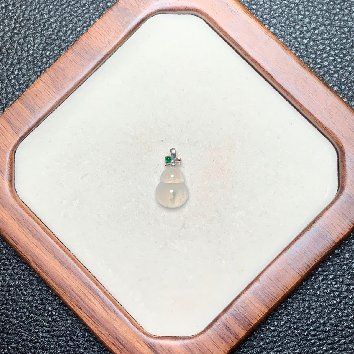 冰胶葫芦翡翠吊坠 | Icy Translucent Jadeite Gourd Pendant