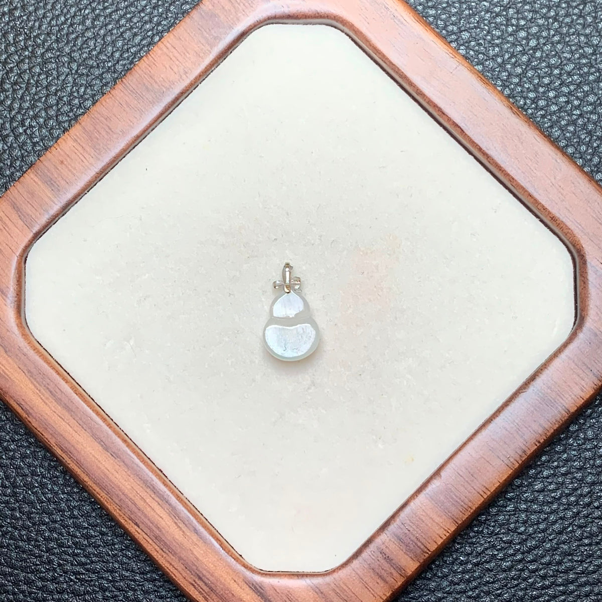 冰胶葫芦翡翠吊坠 | Icy Translucent Jadeite Gourd Pendant