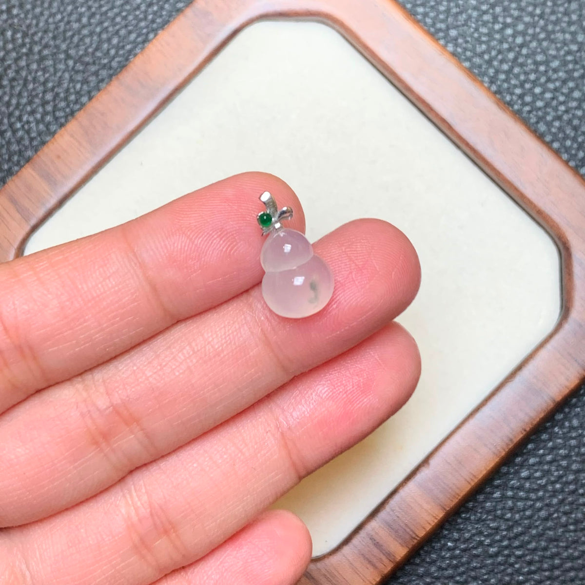 冰胶葫芦翡翠吊坠 | Icy Translucent Jadeite Gourd Pendant
