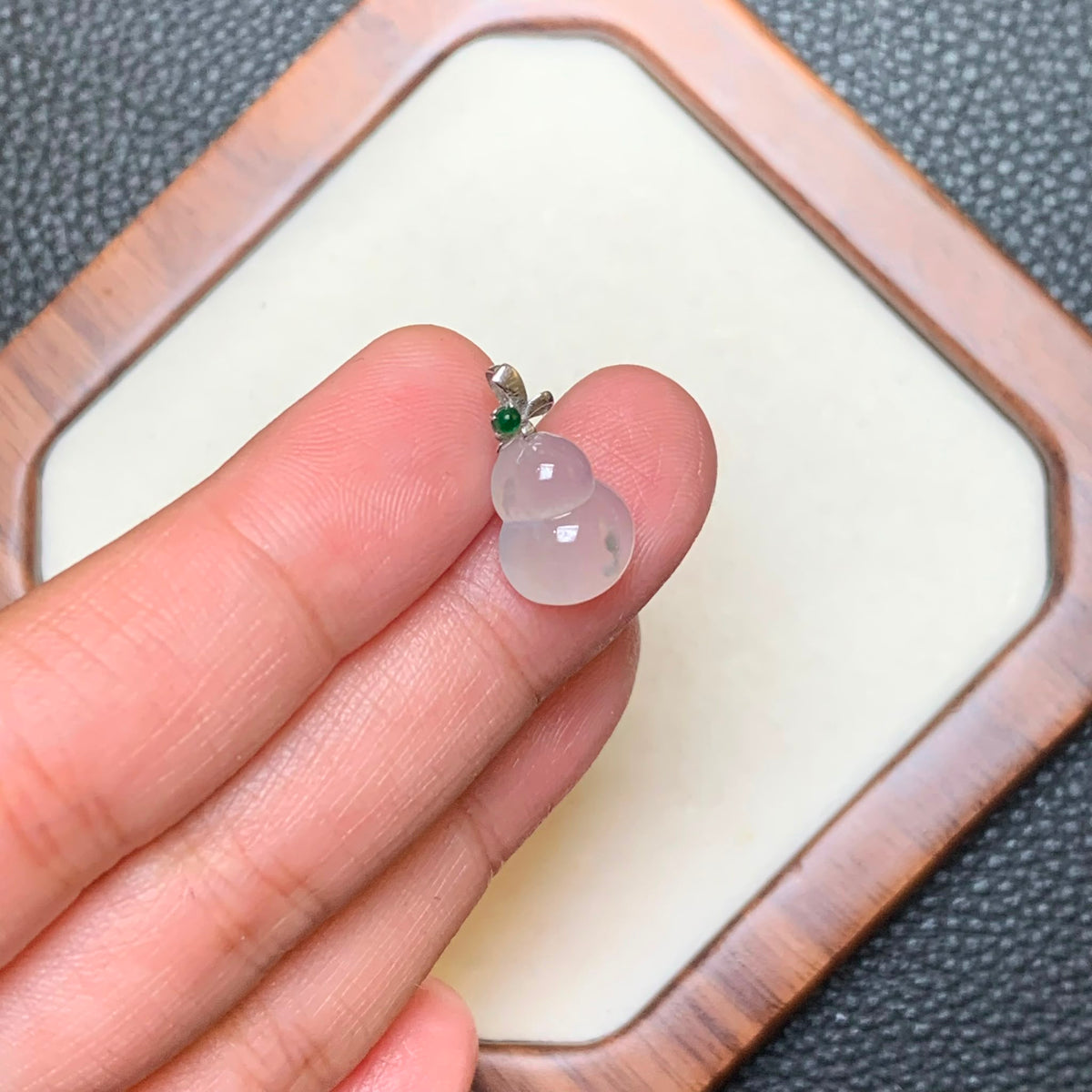 冰胶葫芦翡翠吊坠 | Icy Translucent Jadeite Gourd Pendant