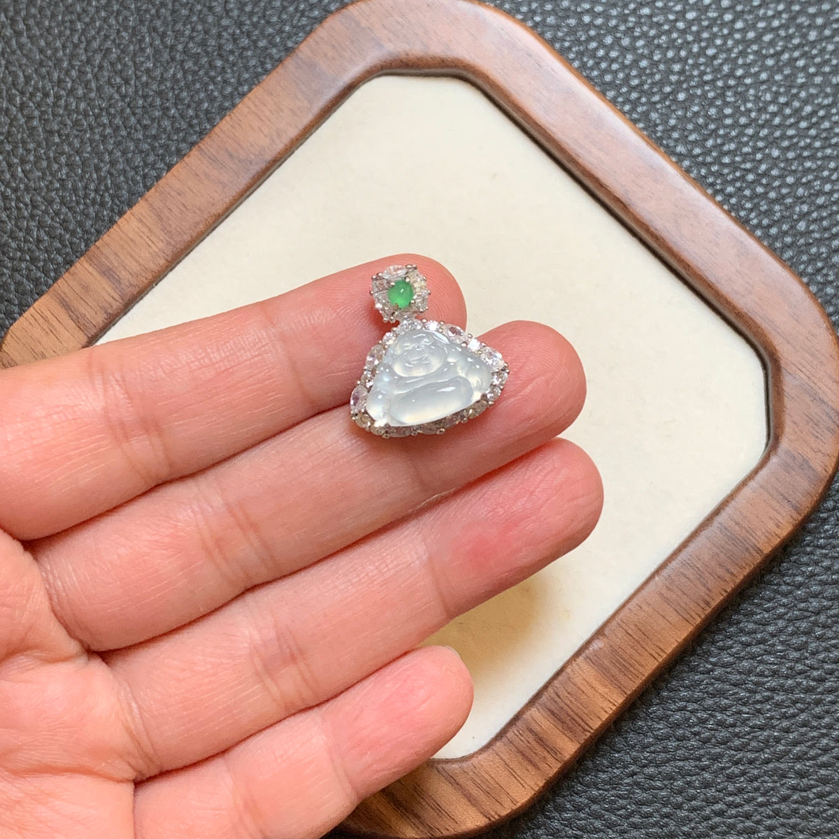白冰翡翠佛公吊坠 | Icy White Jadeite Buddha Pendant