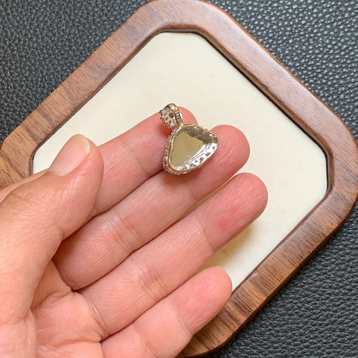 白冰翡翠佛公吊坠 | Icy White Jadeite Buddha Pendant