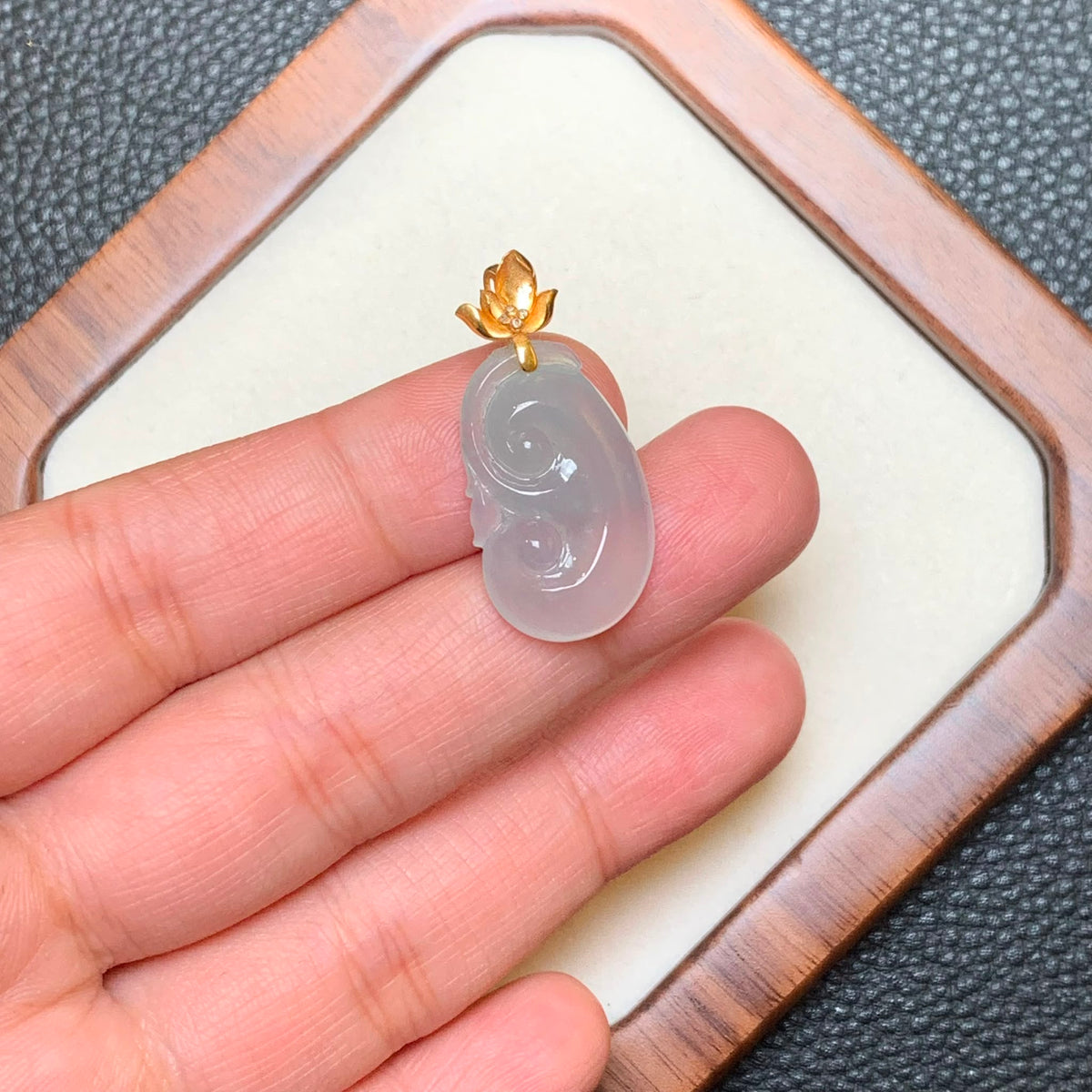 冰胶如意翡翠吊坠 | Icy Translucent Jadeite Ruyi Pendant
