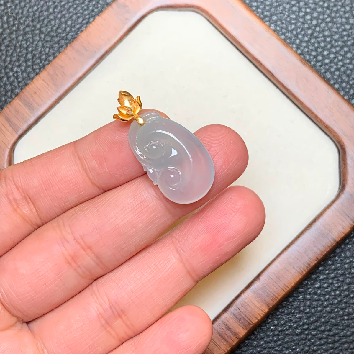 冰胶如意翡翠吊坠 | Icy Translucent Jadeite Ruyi Pendant