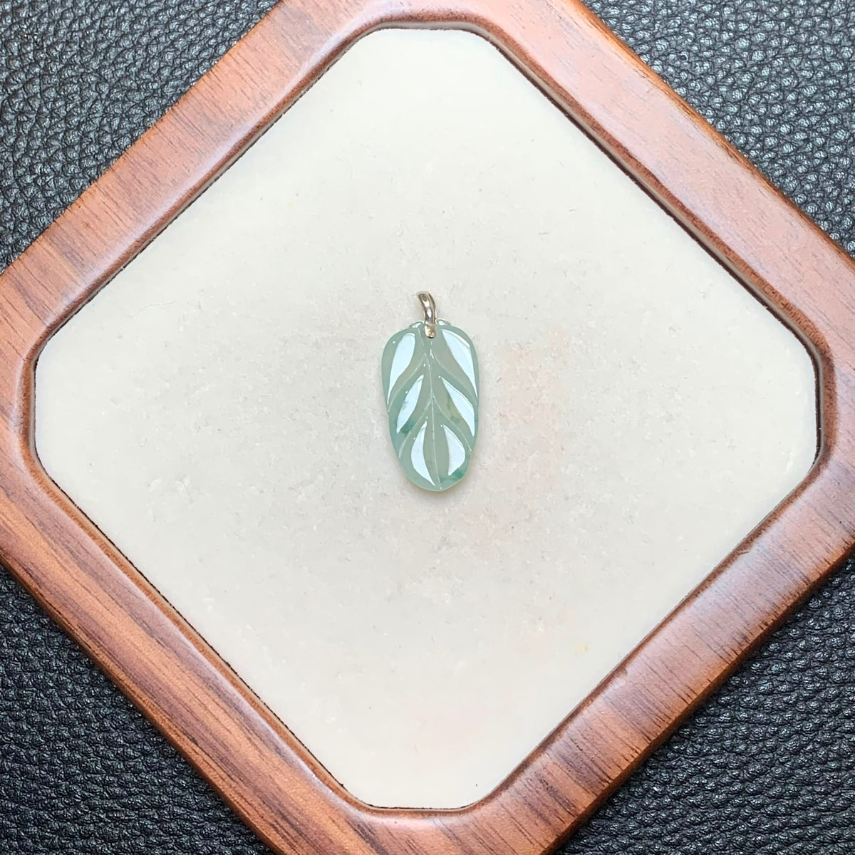 冰胶叶子翡翠吊坠 | Icy Translucent Jadeite Leaf Pendant