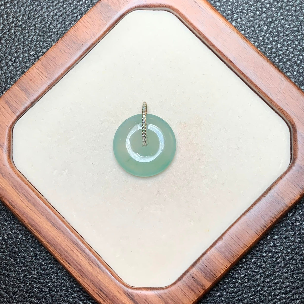 冰绿平安扣翡翠吊坠 | Icy Green Jadeite Donut Pendant