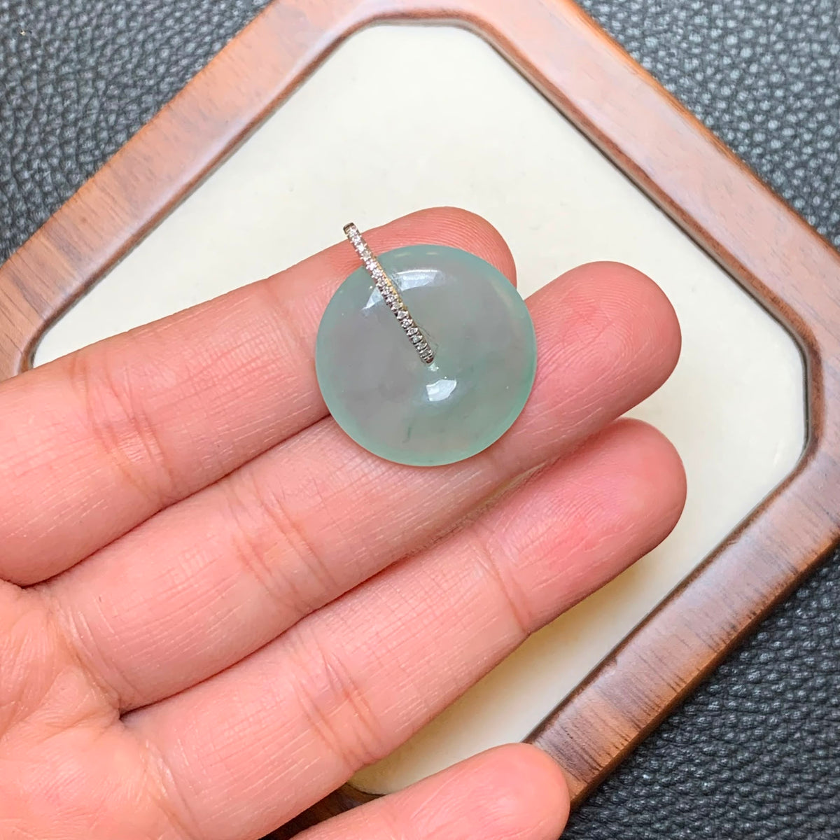 冰绿平安扣翡翠吊坠 | Icy Green Jadeite Donut Pendant