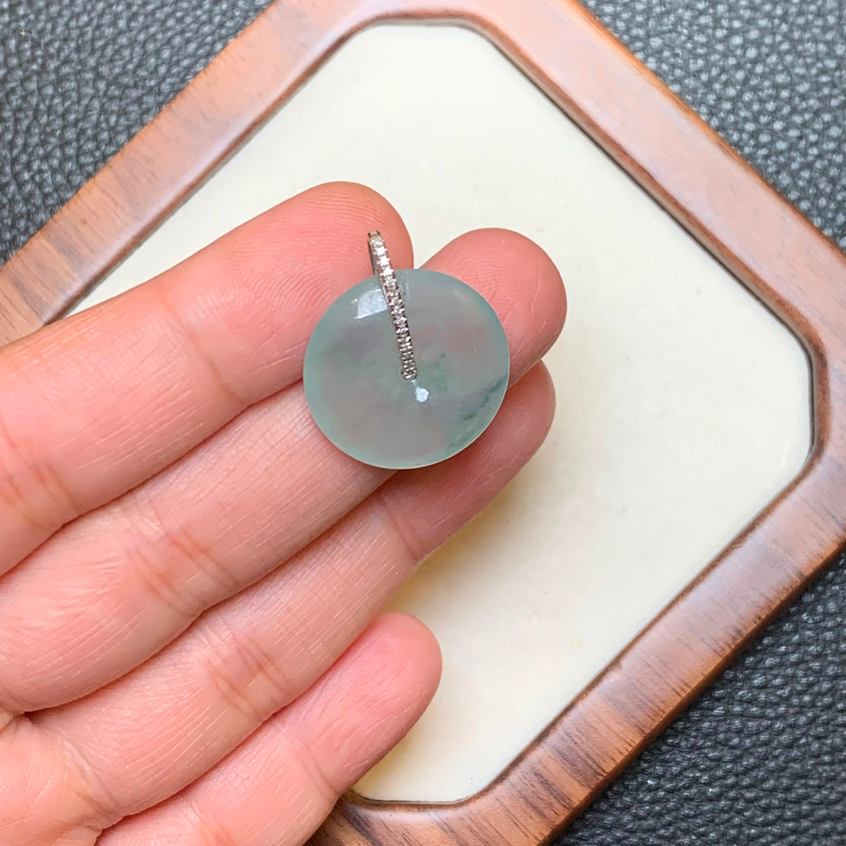 冰绿平安扣翡翠吊坠 | Icy Green Jadeite Donut Pendant
