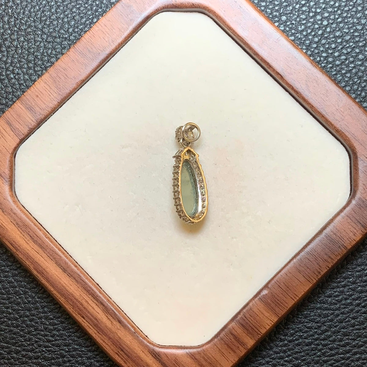 冰胶福豆翡翠吊坠 | Icy Translucent Jadeite Peapod Pendant