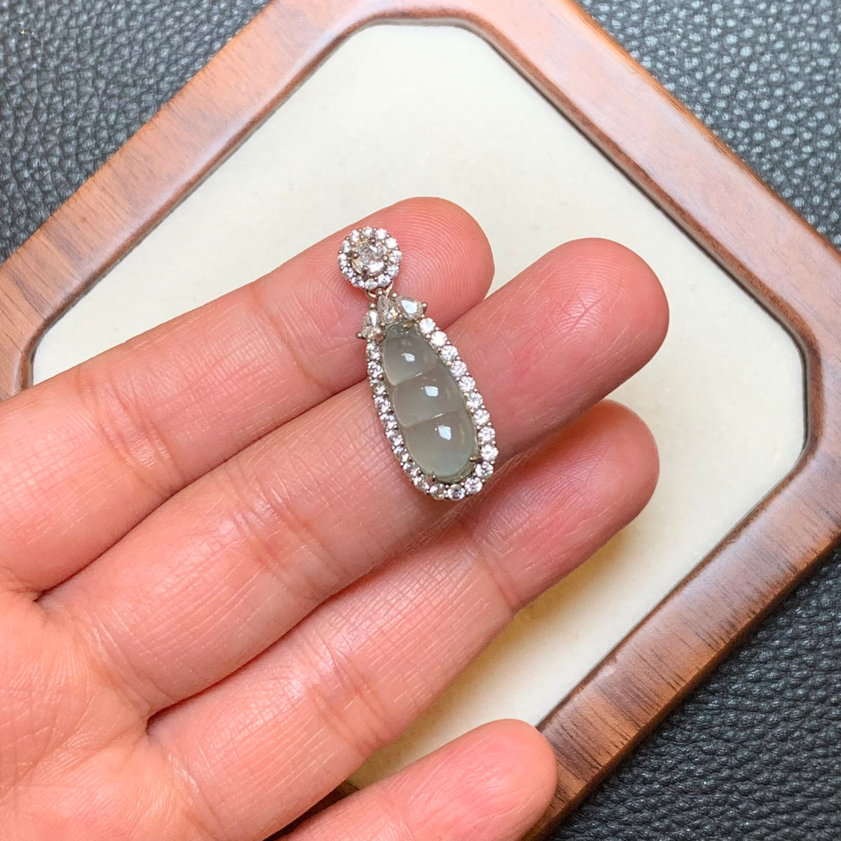 冰胶福豆翡翠吊坠 | Icy Translucent Jadeite Peapod Pendant
