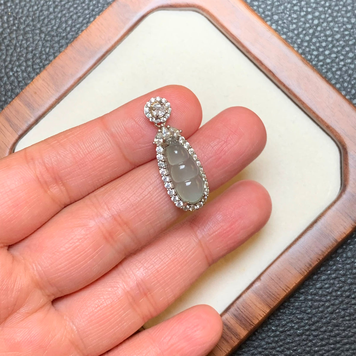 冰胶福豆翡翠吊坠 | Icy Translucent Jadeite Peapod Pendant