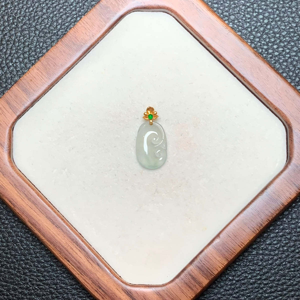 冰胶如意翡翠吊坠 | Icy Translucent Jadeite Ruyi Pendant