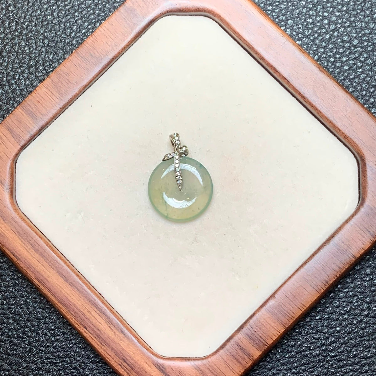 冰胶淡绿翡翠平安扣吊坠 | Icy Translucent Light Green Jadeite Donut Pendant